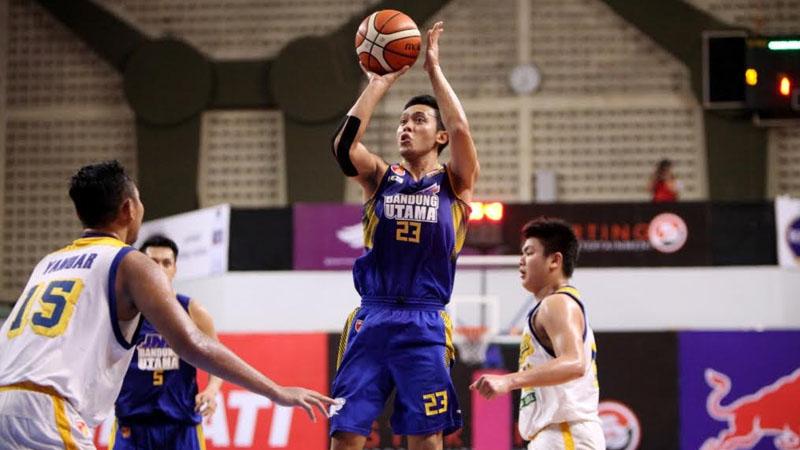 Kapten%20tim%20JNE%20Bandung%20Utama%20Gian%20Gumilar%20mencetak%2010%20angka%20pada%20pertandingan%20versus%20Bimasakti.